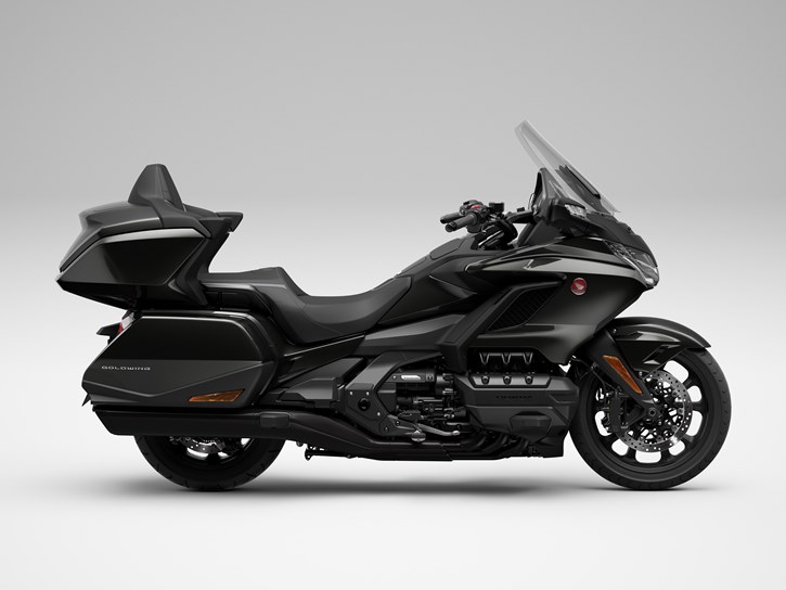 GL1800 Gold Wing ‘Tour’ Gunmetal Black Metallic με ‘blacked out’ κινητήρα